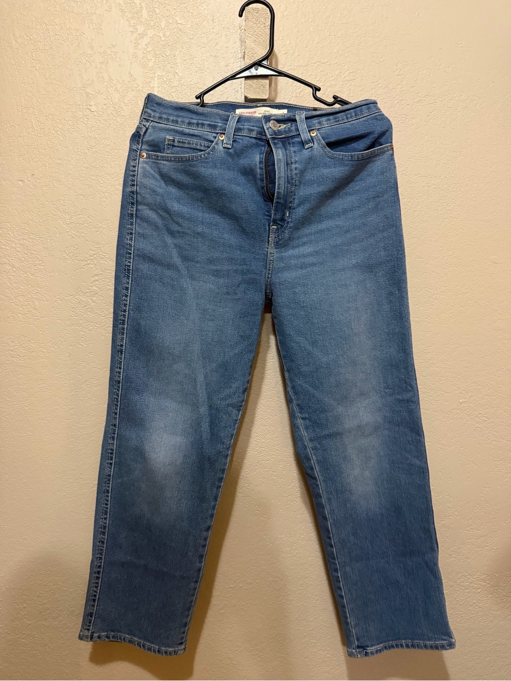 Levi's Signature Vintage High-Rise Straight Jeans in Medium Blue